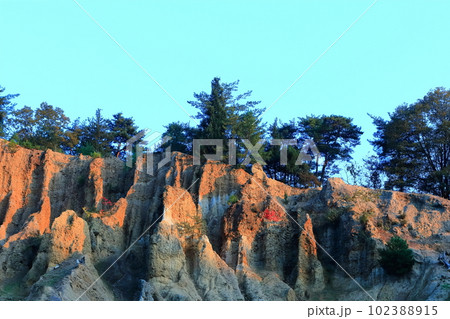 【徳島県】夕暮れ時の、阿波の土柱（世界三大土柱、国の天然記念物） 102388915