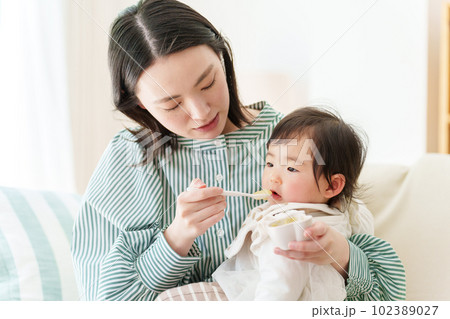 離乳食を食べる赤ちゃん 102389027