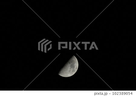 北杜市白州町、四月、月齢7.9上弦の月（位置：中央下） 102389054