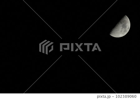 北杜市白州町、四月、月齢7.9上弦の月(位置:右上) 北杜市白州町、四月、月齢7.9上弦の月(位置:右上) 102389060