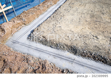 住宅のコンクリート基礎　砕石敷き　捨てコンクリート 102389995