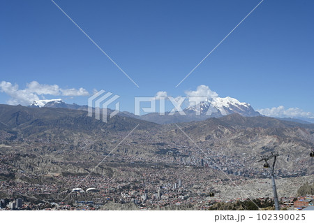 ボリビア　エルアルト標高4000mから望むラパスの街並みと雪山 102390025