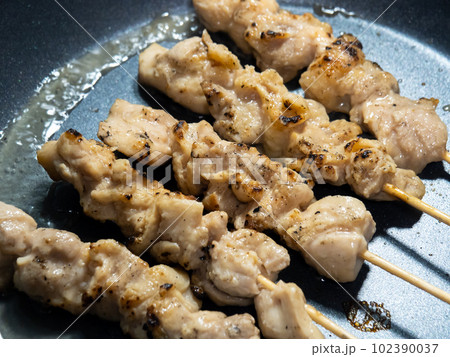 フライパンで焼鳥(鶏もも串)を温め直す。(酒をかけて) フライパンで焼鳥(鶏もも串)を温め直す。(酒をかけて) 102390037