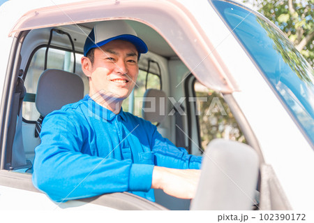 トラックに乗って運転をする業者の男性（引越し・配達・軽貨物ドライバー・宅配・配達員・宅急便） 102390172