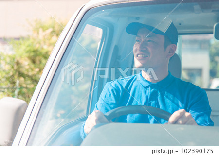 トラックに乗って運転をする業者の男性(引越し・配達・軽貨物ドライバー・宅配・配達員・宅急便) トラックに乗って運転をする業者の男性(引越し・配達・軽貨物ドライバー・宅配・配達員・宅急便) 102390175