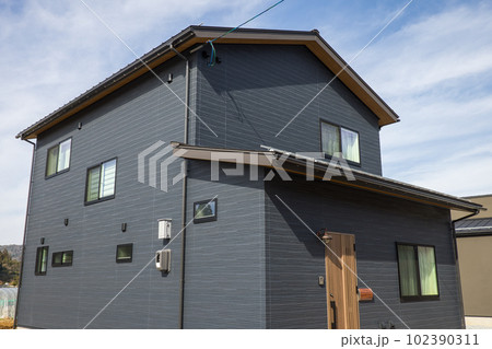 住宅イメージ　新築住宅　切妻屋根 102390311