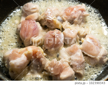 若鶏もも肉の白ワイン焼き調理シーン。 102390343