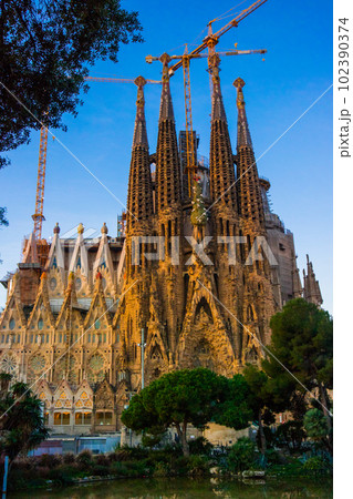 朝焼けのサグラダ・ファミリア(スペイン-バルセロナ) 102390374