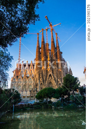 朝焼けのサグラダ・ファミリア(スペイン-バルセロナ) 102390376