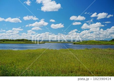 綿雲流れる夏の北海道猿払川の風景 102390414