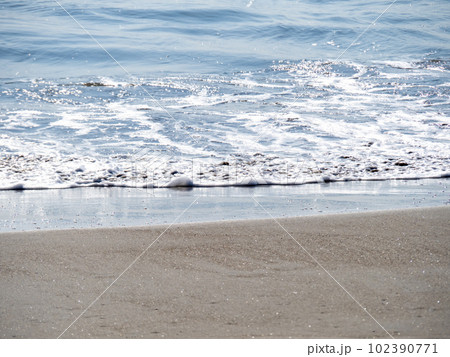 青い海の穏やかな波打ち際。 青い海の穏やかな波打ち際。 102390771
