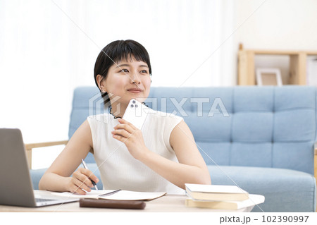 勉強をする若い女性 102390997