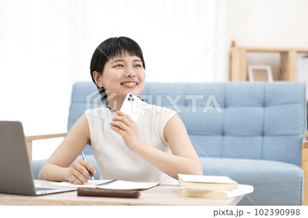 勉強をする若い女性 102390998