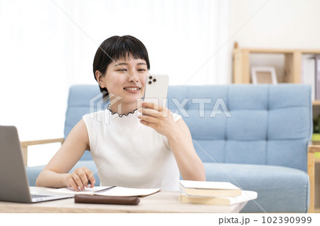 勉強をする若い女性 102390999