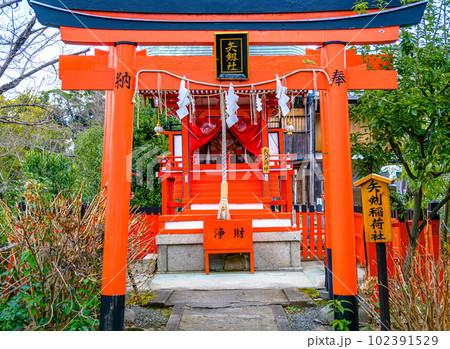 京都、神泉苑の矢剣稲荷社 102391529
