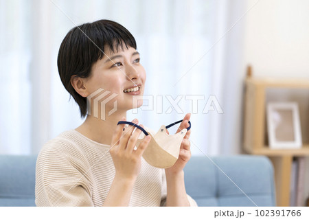 マスクを外す若い女性 102391766