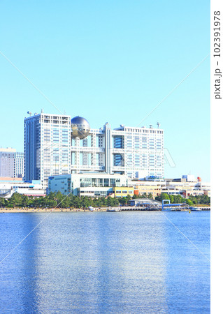 東京都、フジテレビ本社ビルとお台場の風景 102391978