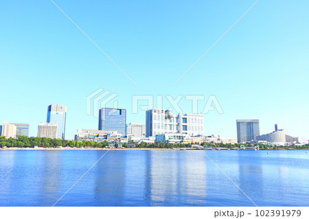 東京都、フジテレビ本社ビルとお台場の風景 102391979