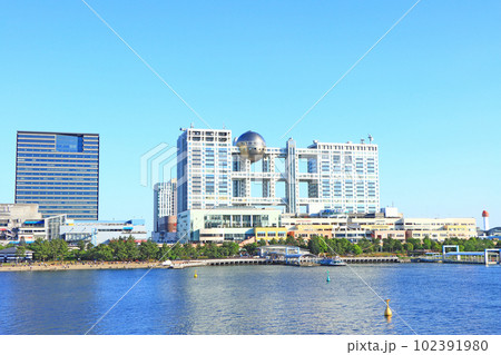 東京都、フジテレビ本社ビルとお台場の風景 102391980