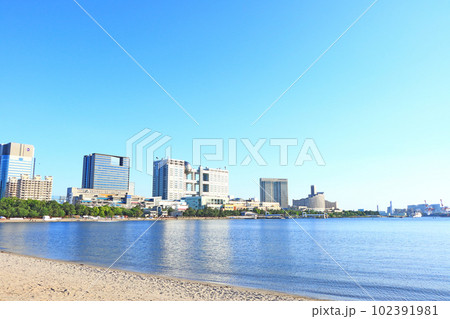 東京都、フジテレビ本社ビルとお台場の風景 102391981