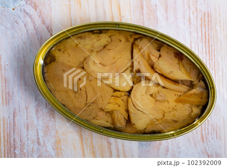 Open tin can of tuna in oil 102392009