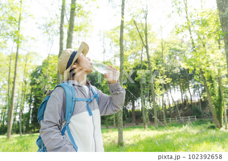 水を飲むシニア女性のポートレート 水を飲むシニア女性のポートレート 102392658