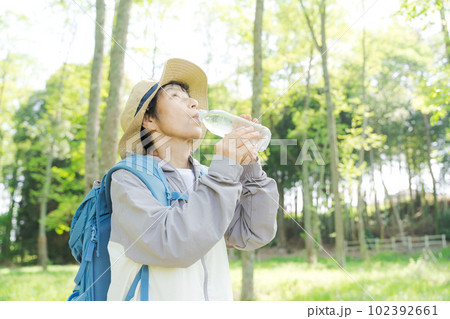 水を飲むシニア女性のポートレート 水を飲むシニア女性のポートレート 102392661