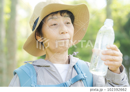 水を飲むシニア女性のポートレート 水を飲むシニア女性のポートレート 102392662
