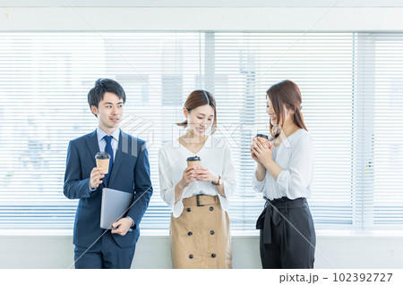 オフィスで休憩する男女 Business オフィスで休憩する男女 Business 102392727