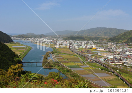 荒瀬山展望台から眺める宿毛駅と東宿毛駅近郊の街並み 102394184