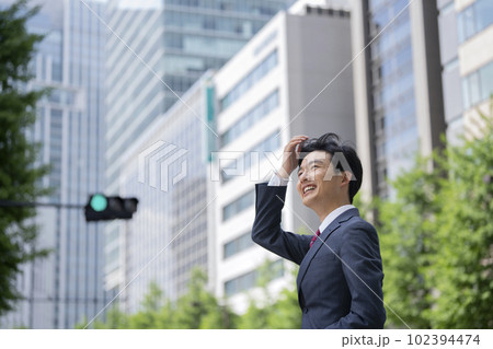 笑顔の若いビジネスマン　ポートレート 102394474