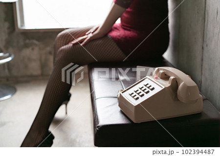 派手な服の女性と電話 102394487