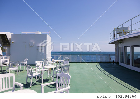 フェリーから見た海の風景 102394564