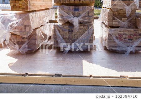 住宅イメージ　新築住宅　置かれた構造材と床面 102394710