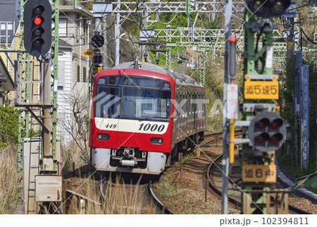 鉄道施設と走行中の電車【神奈川県横須賀市】京急 102394811