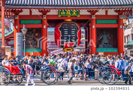 日本の東京都市景観 5月・GW。浅草寺はコロナ禍前の賑わい。マ無しの方も増加…人力車も=5日 日本の東京都市景観 5月・GW。浅草寺はコロナ禍前の賑わい。マ無しの方も増加…人力車も=5日 102394831