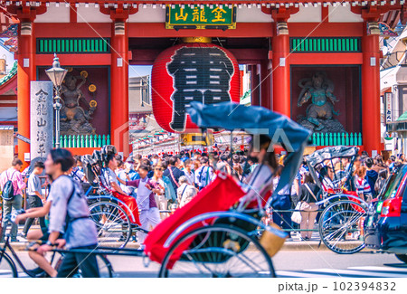 日本の東京都市景観 5月・GW。浅草寺はコロナ禍前の賑わい。マ無しの方も増加…人力車も=5日 日本の東京都市景観 5月・GW。浅草寺はコロナ禍前の賑わい。マ無しの方も増加…人力車も=5日 102394832