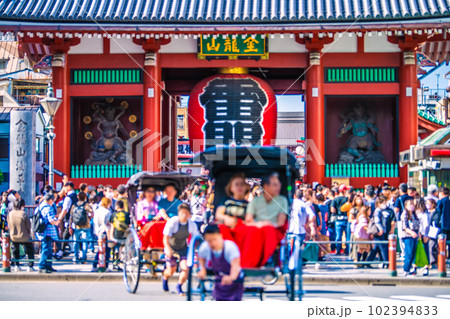 日本の東京都市景観 5月・GW。浅草寺はコロナ禍前の賑わい。マ無しの方も増加…人力車も=5日 日本の東京都市景観 5月・GW。浅草寺はコロナ禍前の賑わい。マ無しの方も増加…人力車も=5日 102394833