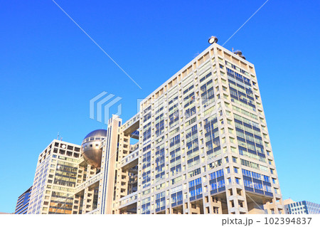 東京都、フジテレビ本社ビルとお台場の風景 102394837