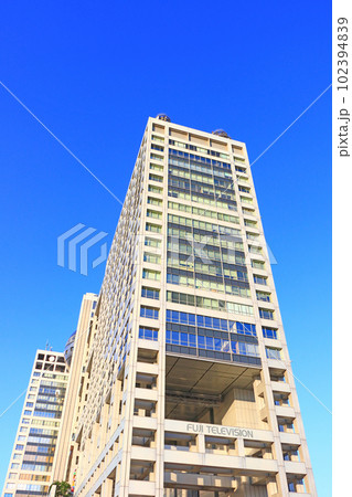 東京都、フジテレビ本社ビルとお台場の風景 102394839
