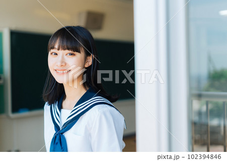 夏服セーラー服の女子高生 102394846