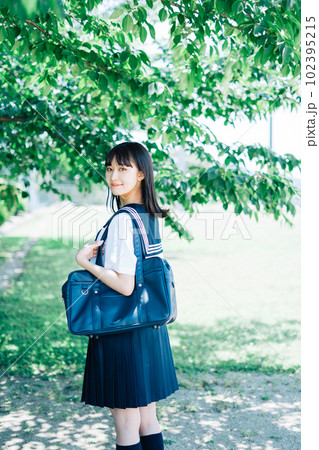 夏服の女子高生 102395215
