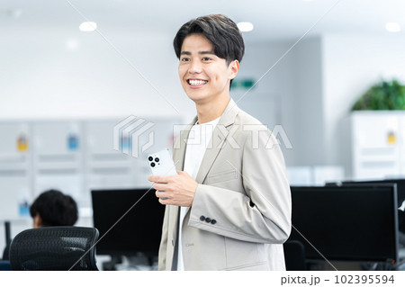 オフィスで働くビジネスパーソン オフィスで働くビジネスパーソン 102395594