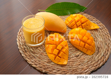 Ripe mango on wood,Ripe Mango Slice on wooden cutting board Ripe mango on wood,Ripe Mango Slice on wooden cutting board 102395728