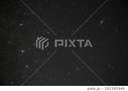 秋の星空　北東の空のカシオペア座とアンドロメダ銀河 102395946