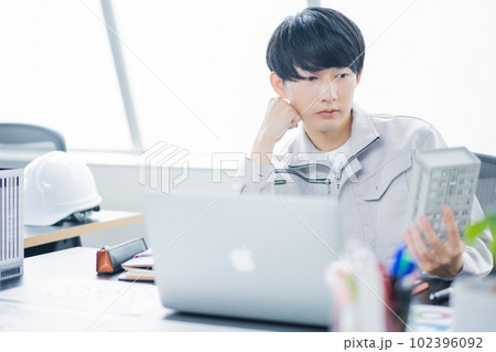 建設計画を検討するエンジニア 102396092