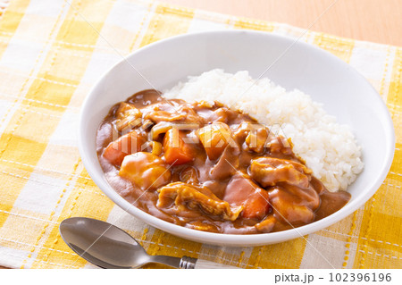 ポークカレーを食べる ポークカレーを食べる 102396196