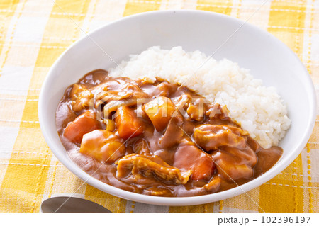 ポークカレーを食べる ポークカレーを食べる 102396197