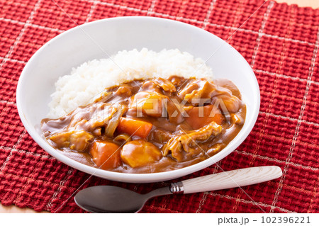ポークカレーを食べる 102396221