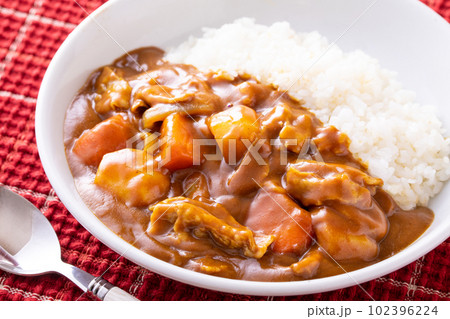 ポークカレーを食べる ポークカレーを食べる 102396224